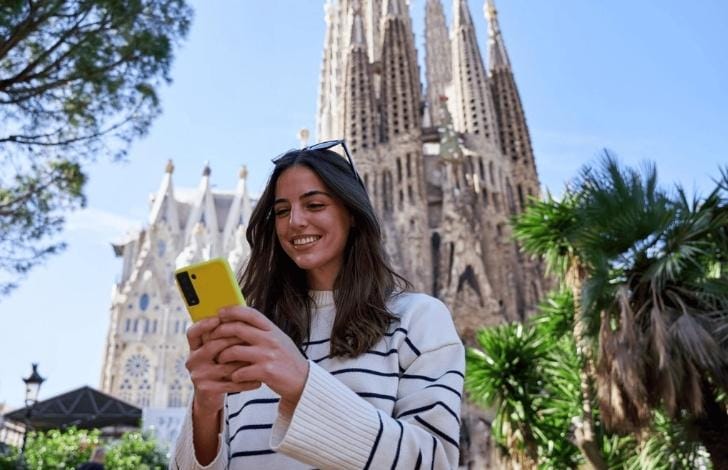 Traveller using a mobile eSIM abroad